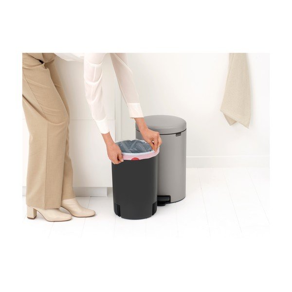 Svijetlo siva željezna kanta za smeće s pedalom 20 l NewIcon – Brabantia-image-4