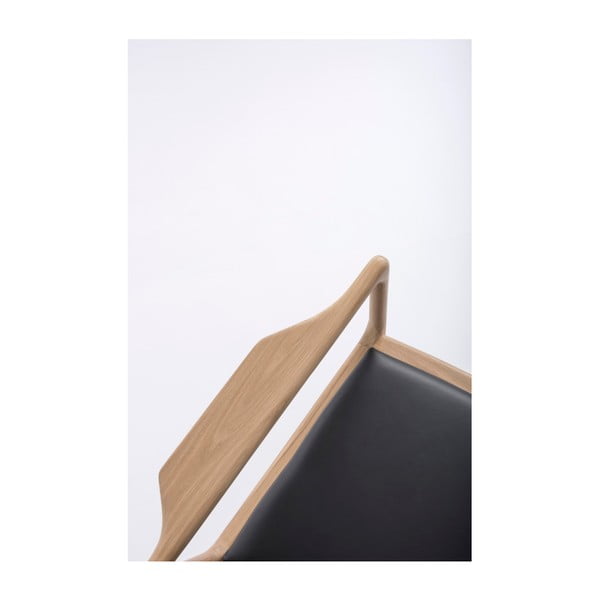 Fotelja sa masivnom hrastovom konstrukcijom i sjedalom od crne bivolje kože Gazzda Dedo-image-4