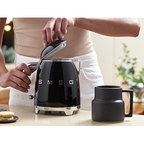 Crno kuhalo za vodu od nehrđajućeg čelika 800 ml Retro Style – SMEG-image-1