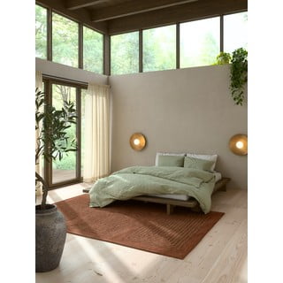 Smeđi bračni krevet od masivnog bora s podnicom 160x200 cm Japan – Karup Design