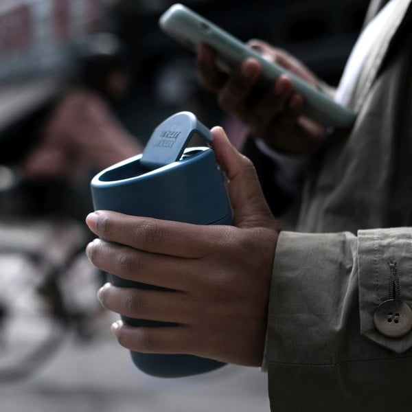 Tamno plava putna šalica 340 ml Sipp – Joseph Joseph-image-1