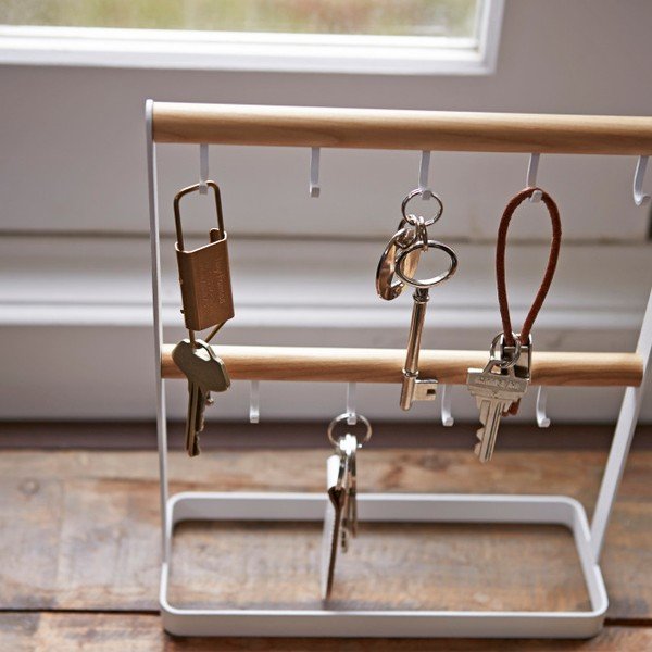 Bijela stolna vješalica za ključeve s detaljima od bukovog drveta YAMAZAKI Tosca-image-3