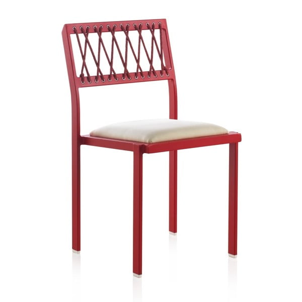 Crvena vrtna stolica s bijelim detaljima u obliku gusaka