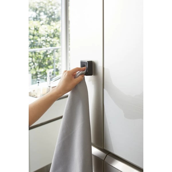 Crni plastičan samoljepljiv držač za kuhinjske ručnike Film Hook – YAMAZAKI-image-4