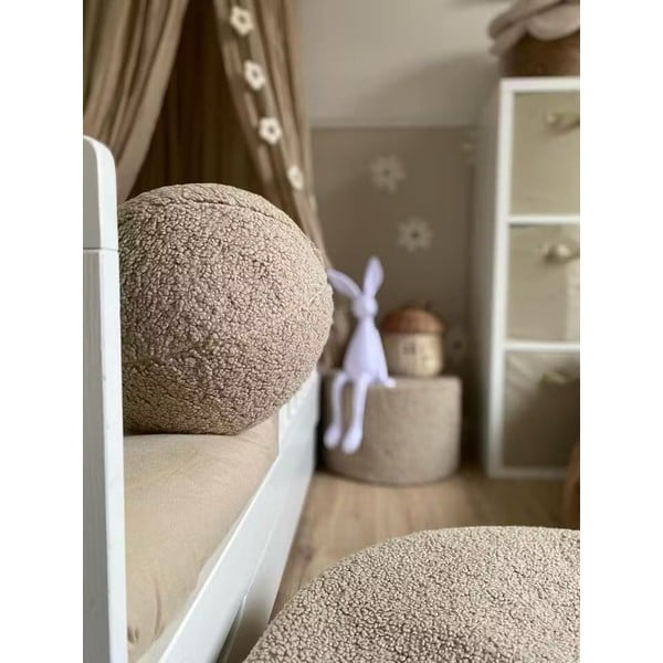Svjetlo smeđi dječji jastuk za sjedenje od bouclé tkanine Ball – Wigiwama-image-4