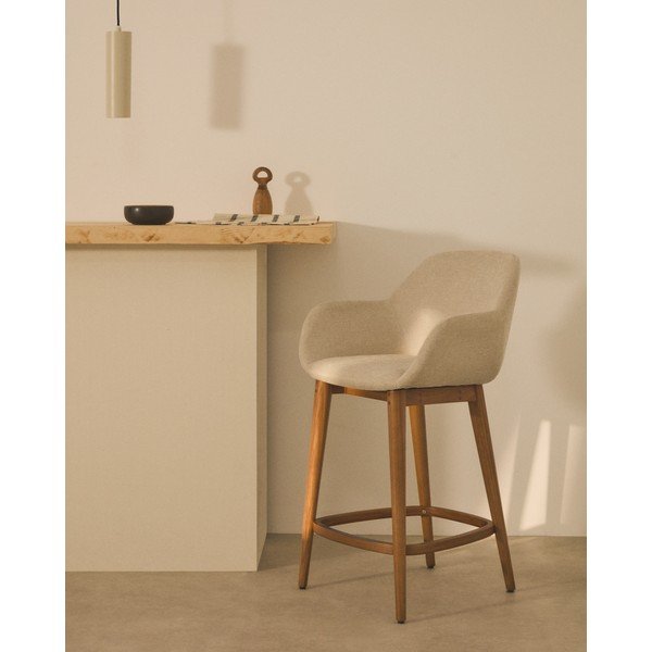 Bež podstavljena barska stolica s naslonima za ruke (visine sjedala 66 cm) Konna – Kave Home-image-1