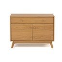Niska komoda u dekoru hrasta u prirodnoj boji 100x75 cm Kensal – Woodman