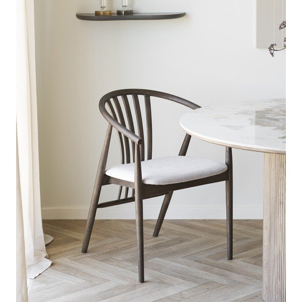 Tamno smeđa blagovaonska stolica s naslonima za ruke od punog hrasta Agustin – House Nordic-image-2