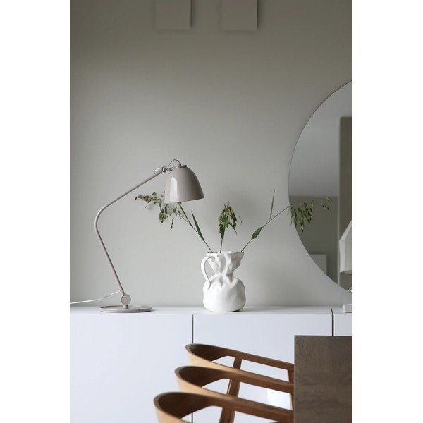 Sivo-bež stolna lampa s metalnim sjenilom (visina 47 cm) Tilt – Markslöjd-image-1