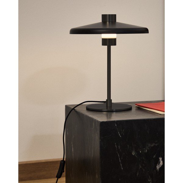 Crna stolna lampa s metalnim sjenilom (visina 32,5 cm) Nuvira – Kave Home-image-1