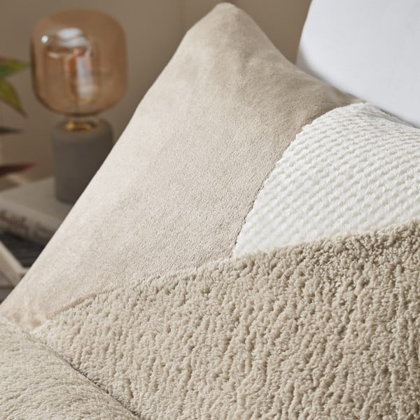 Bež posteljina za bračni krevet od mikropliša 200x200 cm Larsson Geo – Catherine Lansfield-image-2