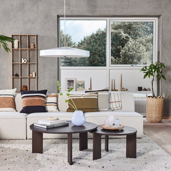 Okrugao stolić za kavu od čvrste jeseni u tamnoj prirodnoj boji ø 65 cm Oy – OYOY Living Design-image-2