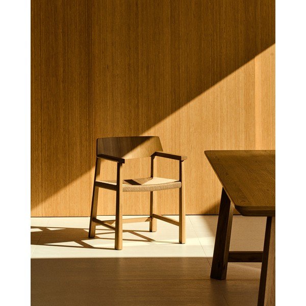 Blagovaonska stolica s naslonima za ruke od punog hrasta u prirodnoj boji Idun – Kave Home-image-1