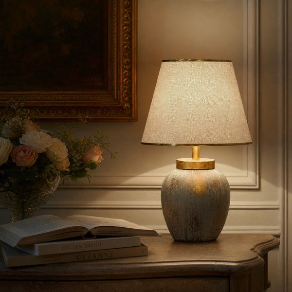 Krem/u zlatnoj boji stolna lampa s tekstilnim sjenilom (visina 47 cm) Yakamoz – Opviq lights-image-1