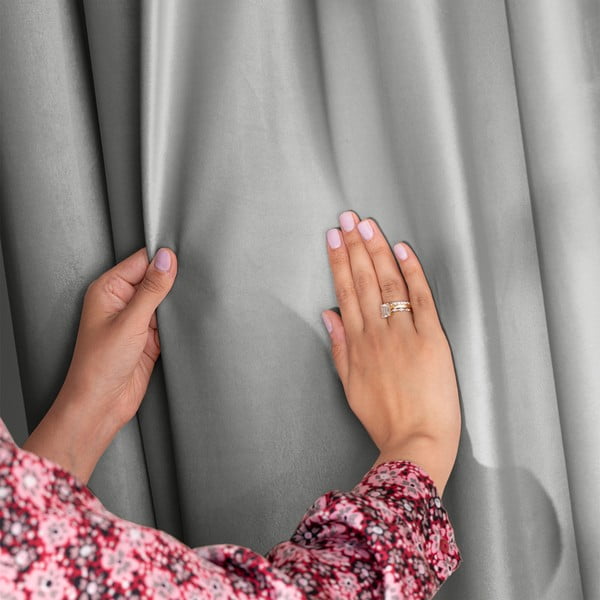 Svijetlo siva zavjesa za djelomično zamračenje od samta 140x245 cm Eyelets – Restilo-image-1