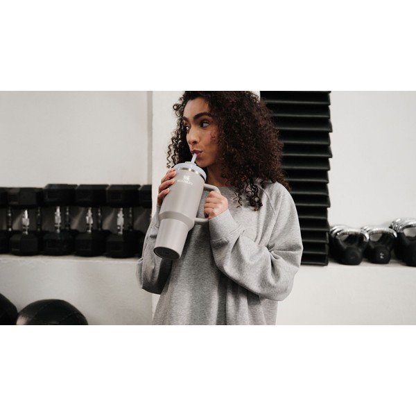 Svijetlo siva termosica od nehrđajućeg čelika sa slamkom 890 ml Quencher H2.O FlowState™ Tumbler Ash – Stanley-image-4