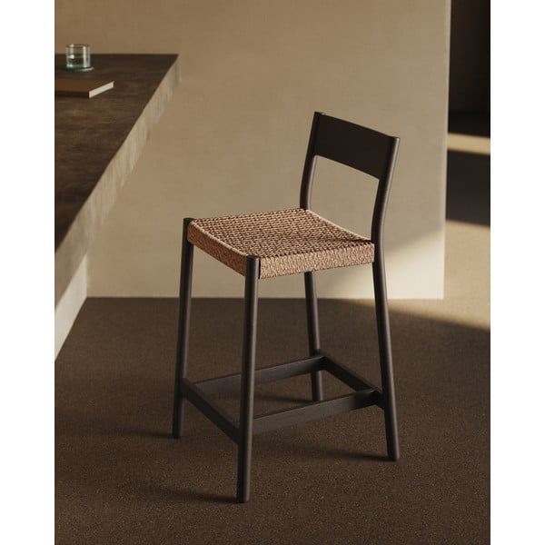 Crna/u prirodnoj boji barska stolica od punog hrasta (visine sjedala 65 cm) Yalia – Kave Home-image-1