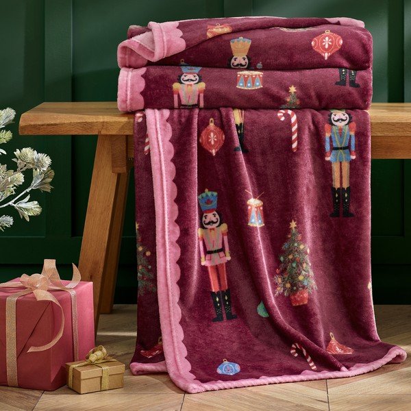 Bordo/ružičasta deka s božićnim motivom 170x130 cm Christmas Nutcracker – Catherine Lansfield-image-1