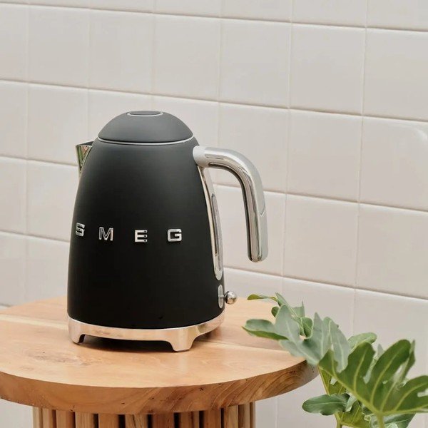 Crni električni čajnik Smeg 50's Retro Style-image-1