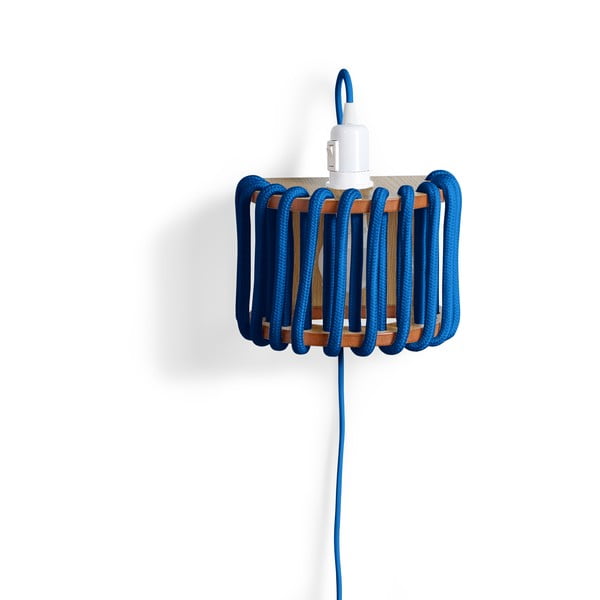 Plava zidna svjetiljka s drvenom strukturom EMKO Macaron, duljina 20 cm