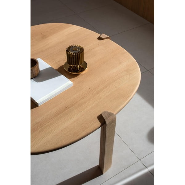 Okrugao stolić za kavu od punog hrasta u prirodnoj boji ø 100 cm Kulin – Gazzda-image-1