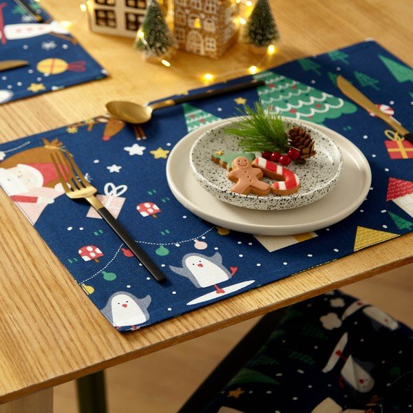 Tekstilni podmetač 2 kom s božićnim motivom 30x46 cm Santa's Christmas Wonderland – Catherine Lansfield-image-1