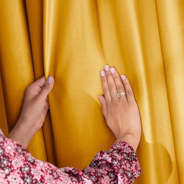 Žuta  zavjesa za djelomično zamračenje od samta 140x245 cm Eyelets – Restilo-image-3