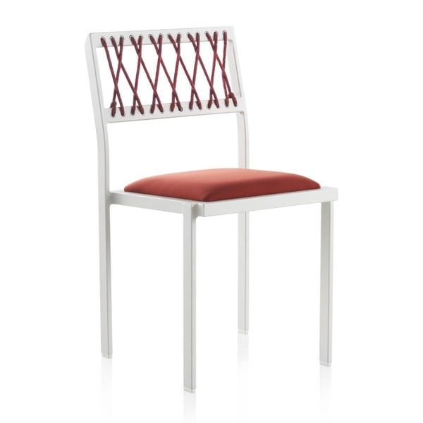 Bijela vrtna stolica s crvenim detaljima u obliku guske pečata