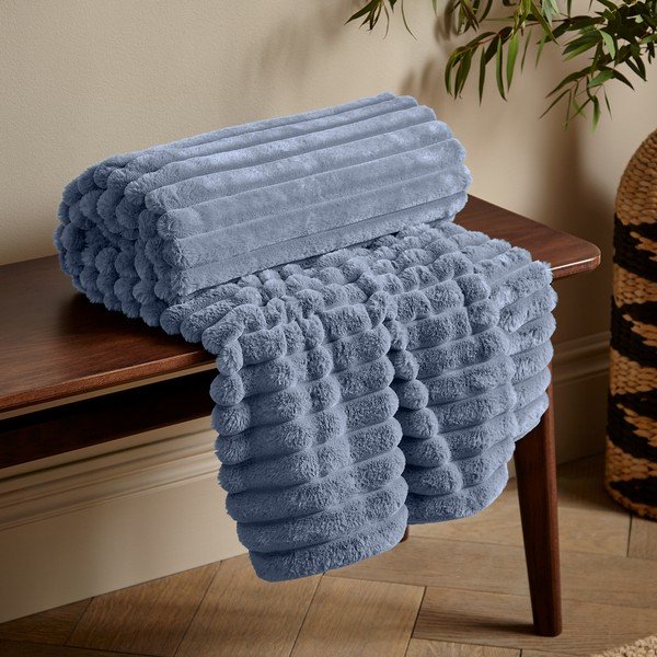 Plava deka od mikropliša 130x170 cm Cosy Ribbed – Catherine Lansfield-image-1