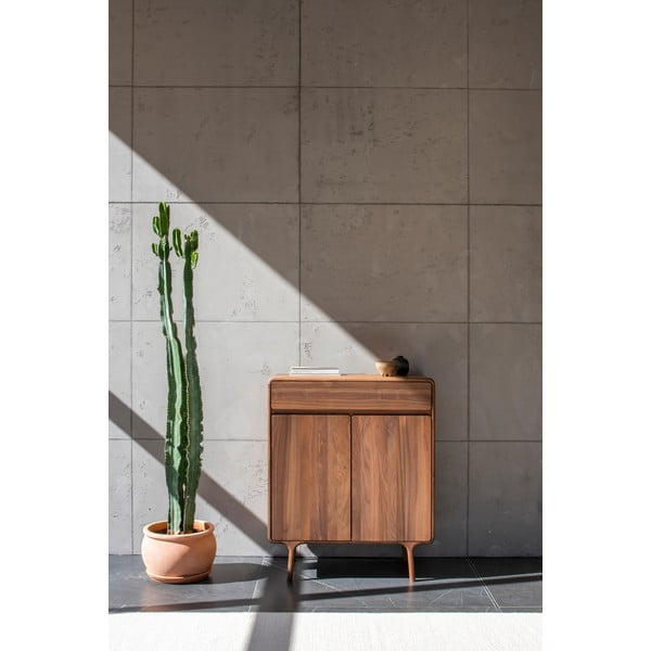 Smeđa komoda od punog oraha 90x110x45 cm Fawn – Gazzda-image-2