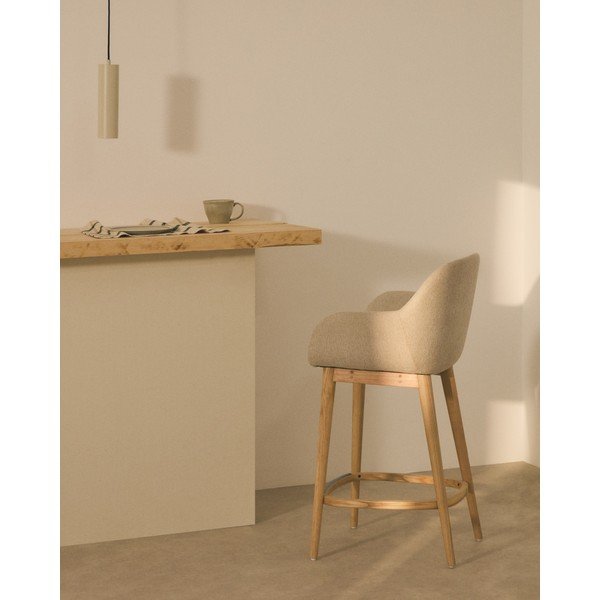 Bež podstavljena barska stolica s naslonima za ruke (visine sjedala 66 cm) Konna – Kave Home-image-1