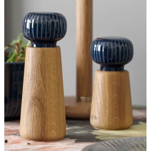 Mlinac za začine od hrastovog drveta s tamnoplavim detaljem od porculana Kähler Design Hammershoi, visina 17,5 cm-image-1