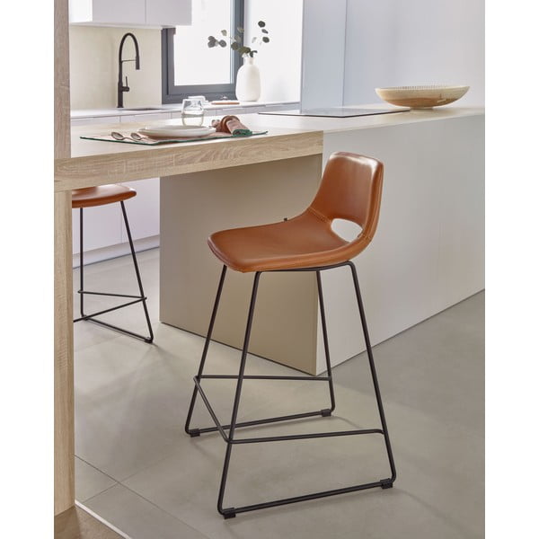 Konjak smeđa barska stolica od umjetne kože (visine sjedala 65 cm) Zahara – Kave Home-image-1