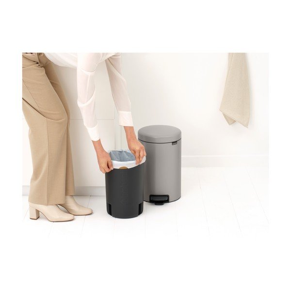 Svijetlo siva željezna kanta za smeće s pedalom 12 l NewIcon – Brabantia-image-4