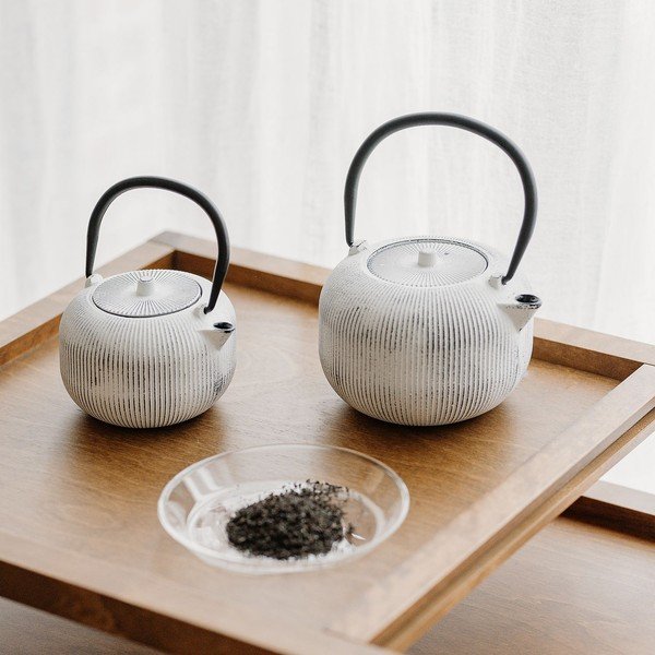 Crno-bijeli čajnik od lijevanog željeza 700 ml Sencha – S|P Collection-image-1