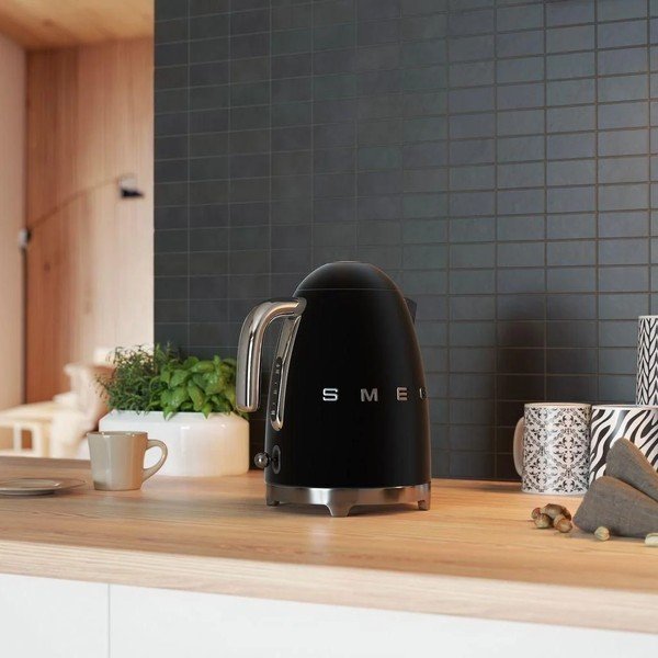 Crno kuhalo za vodu od nehrđajućeg čelika 1,7 l Retro Style – SMEG-image-3