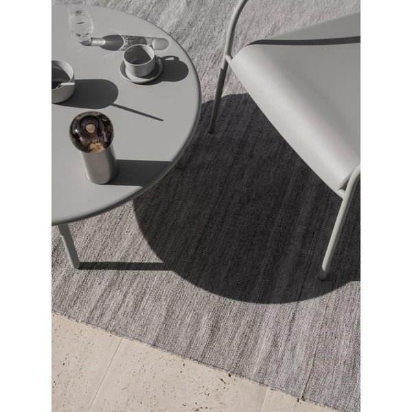 Sivi vanjski tepih od recikliranih vlakna 140x200 cm Kiva – Blomus-image-1