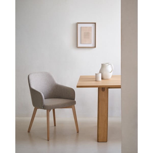 Bež podstavljena blagovaonska stolica s naslonima za ruke Nelida – Kave Home-image-1