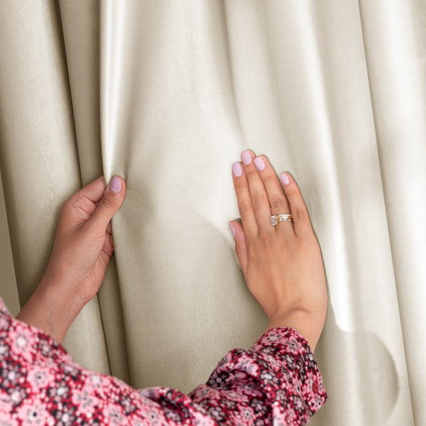 Bež zavjesa za djelomično zamračenje od samta 140x270 cm Eyelets – Restilo-image-1