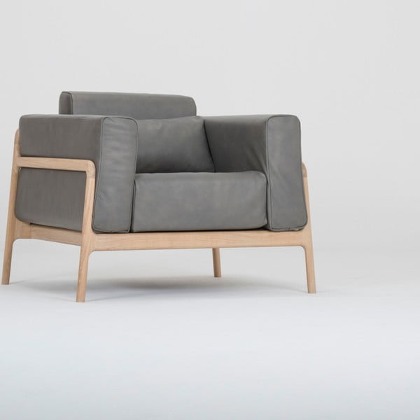 Tamnosiva fotelja od bivolje kože s konstrukcijom od masivnog hrasta Gazzda Fawn-image-4