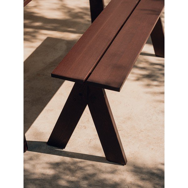 Tamno smeđa vrtna klupa od masivnog drveta Navo – noo.ma-image-3