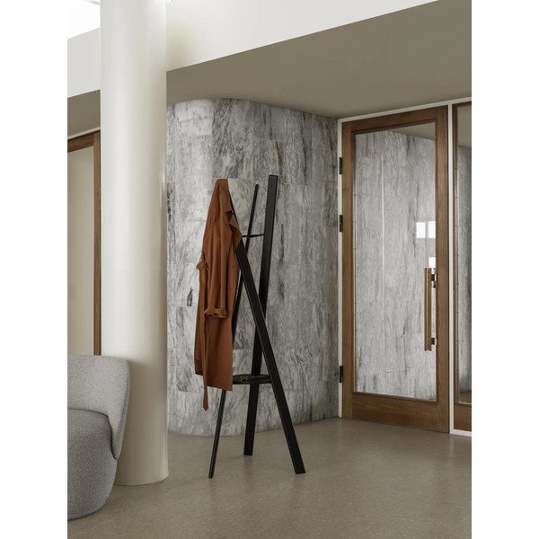 Crna vješalica od punog hrasta 62x176 cm Rakku – Blomus-image-1