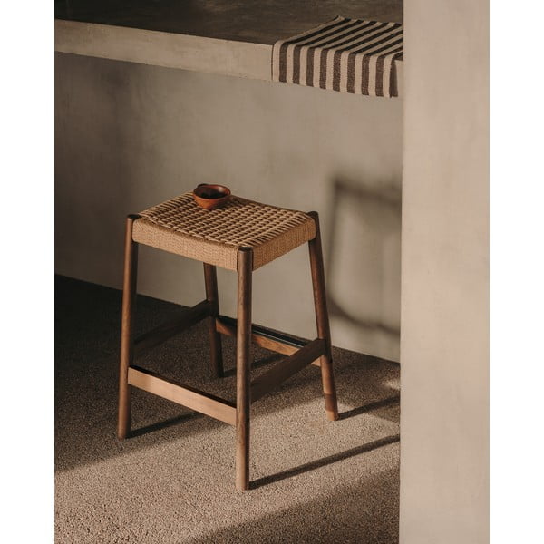 Smeđe/u prirodnoj boji barske stolice u setu 2 kom od punog hrasta (visine sjedala 66 cm) Yalia – Kave Home-image-1