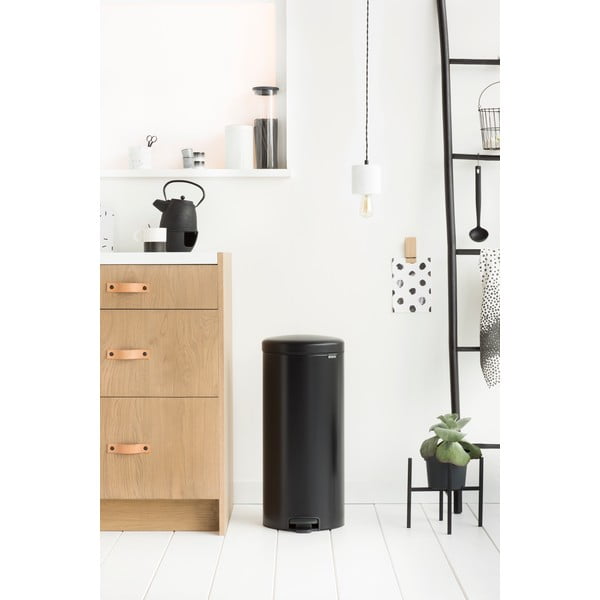 Mat crna željezna kanta za smeće s pedalom 30 l NewIcon – Brabantia-image-1