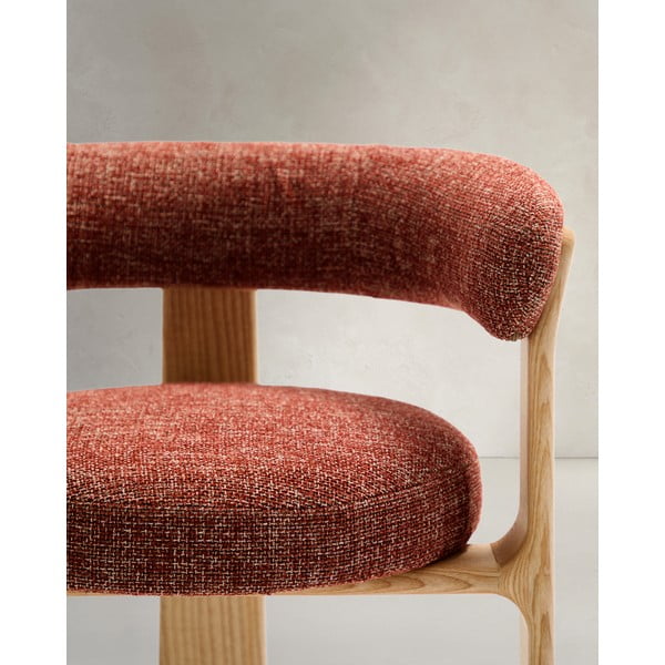 Blagovaonska stolica s naslonima za ruke od čvrste jeseni u prirodnoj boji/boja terakote Granite – Kave Home-image-4