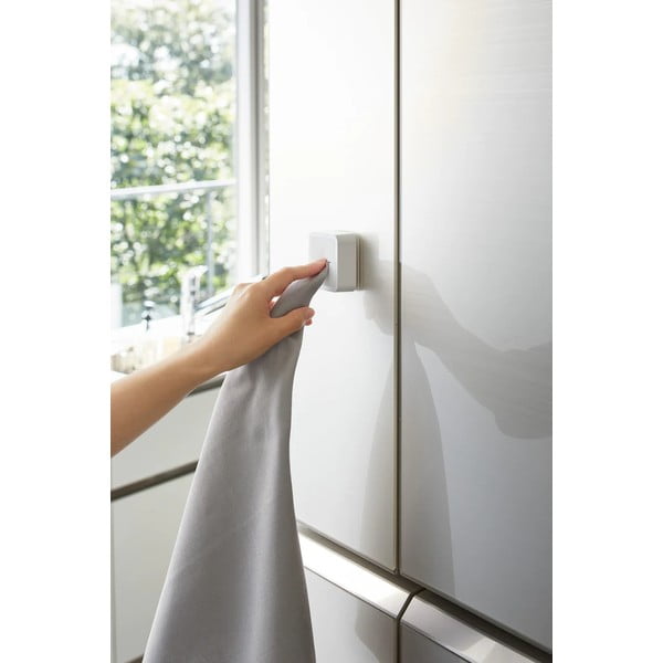 Bijeli plastičan samoljepljiv držač za kuhinjske ručnike Film Hook – YAMAZAKI-image-3