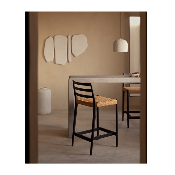 Crna/u prirodnoj boji barska stolica od punog hrasta (visine sjedala 70 cm) Analy – Kave Home-image-1