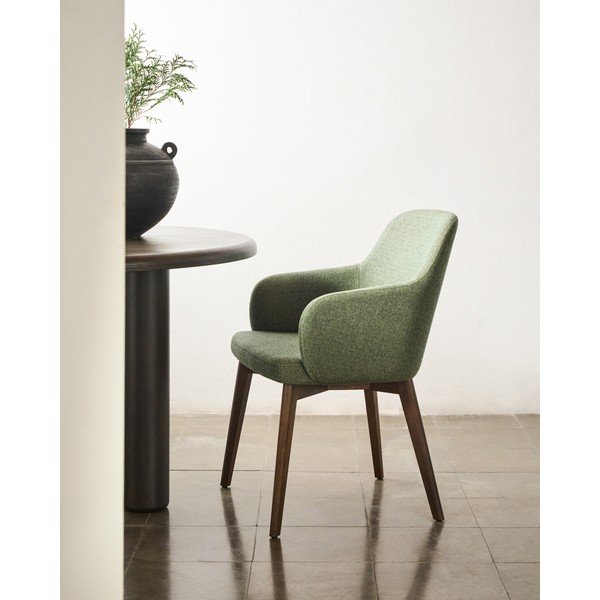 Tamno zelena podstavljena blagovaonska stolica s naslonima za ruke Nelida – Kave Home-image-1