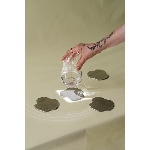 Metalni podmetači za čaše u setu 4 kom u srebrnoj boji Plama – noo.ma-image-3