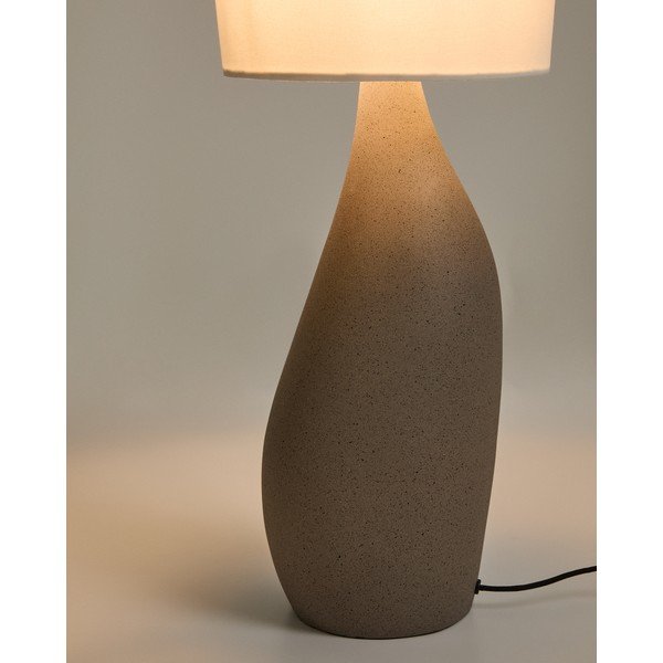 Bijela/svijetlo siva stolna lampa s tekstilnim sjenilom (visina 77 cm) Viona – Kave Home-image-4